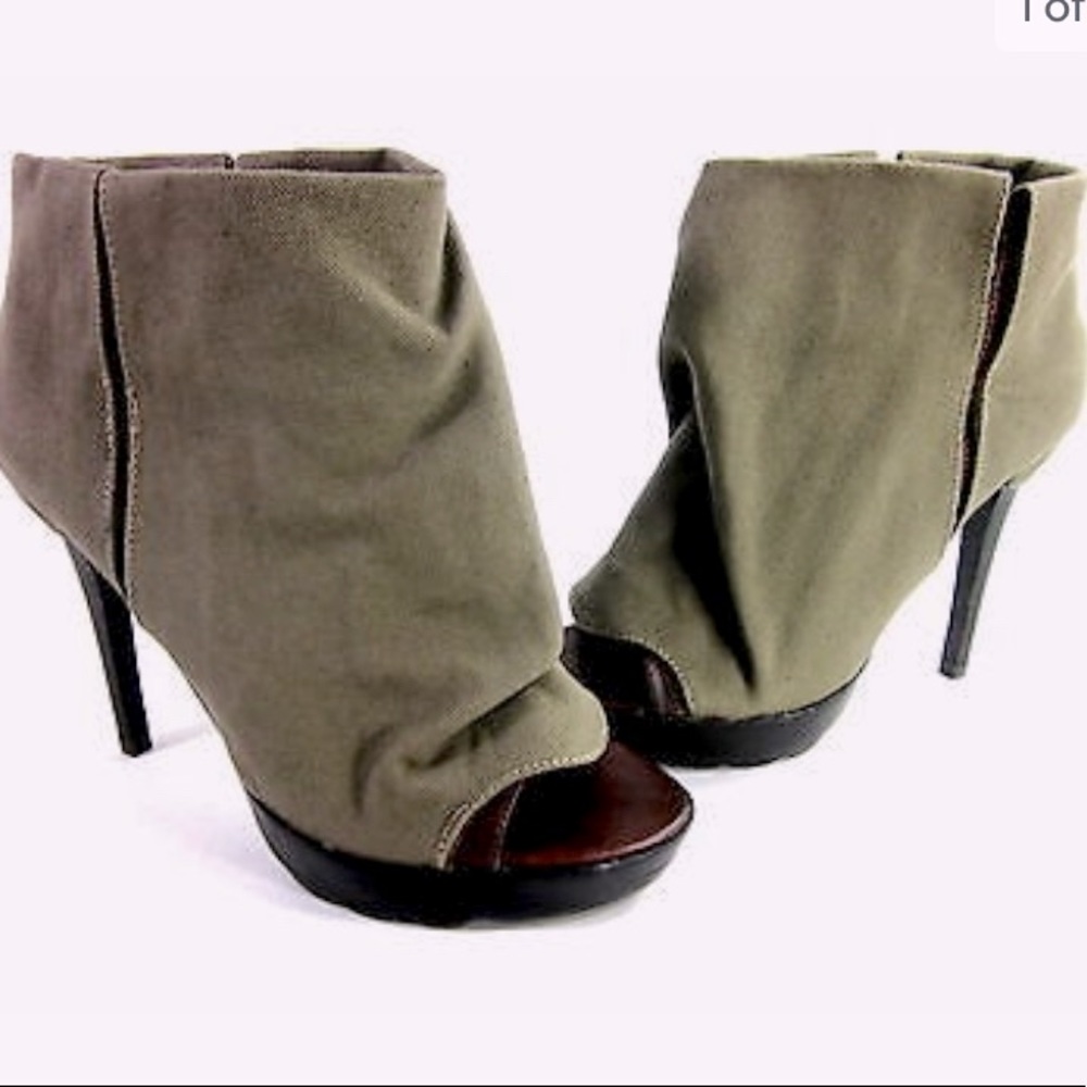 Dolce Vita Farrah Open Toe booties in Khaki, Size 6